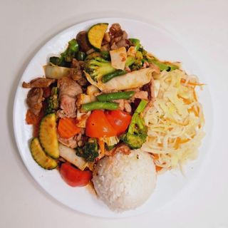 Wieprzowina smażona z trawą cytrynową i chilli