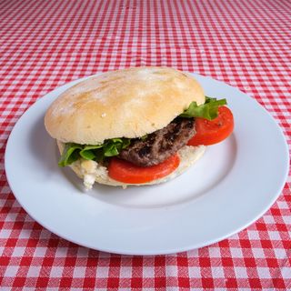 Panino con hamburger, pomodoro e fontina