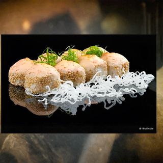 Рол в кунжуті з вугрем HOT запечений (400гр)