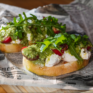 ბრუსკეტა საავტორო რიკოტათი და გამომშრალი პომიდვრით