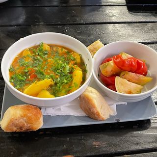 Mâncărică de cartofi cu murături  și turte de casă 