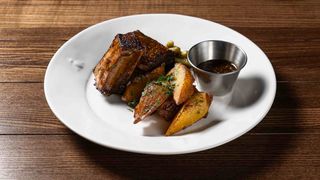 Свинячі ребра з хрусткою картоплею