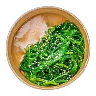 Салат хіяші з горіховим соусом