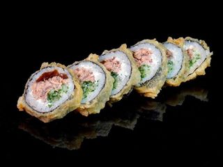 Futomaki w tempurze z łososiem pieczonym 6 szt.