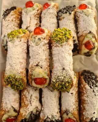 Cannolo siciliano con ricotta, pepite cioccolato, frutta candita