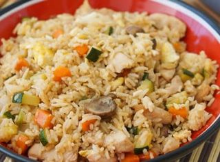 Yaki meshi frito con pollo