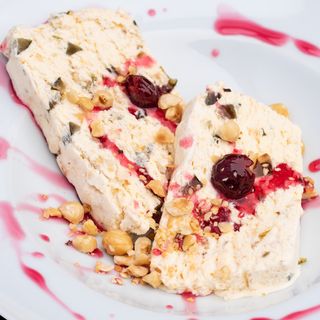 Сладоледена нуга със зелени смокини и лешник (150г)