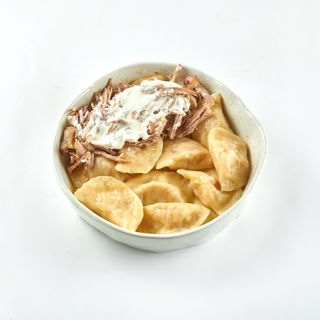 Вареники з капустою під соусом зі рваної свинини (300г)