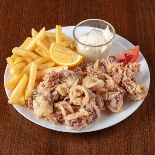 Pržene lignje, tartar i pomfrit