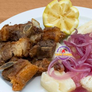CHICHARRÓN CON YUCA