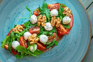 Tostada De Pesto Verde, Rúcula, Tomate, Nueces Y Mozzarella Fresca