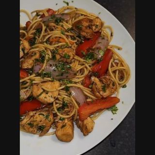 Tallarines saltados de pollo