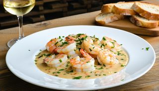 Creveți in sos de vin cu usturoi si pâine aromată