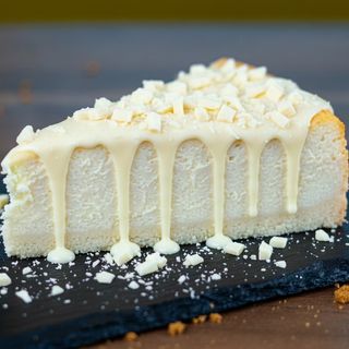 Tarta de queso con toppings de chocolate blanco.