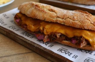 Bocadillo de costilla ibérica desmigada