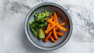 Батат- фри с гуакамоле 