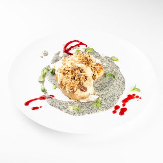 Pileći medaljoni sa orašastim plodovima na kremi od maka