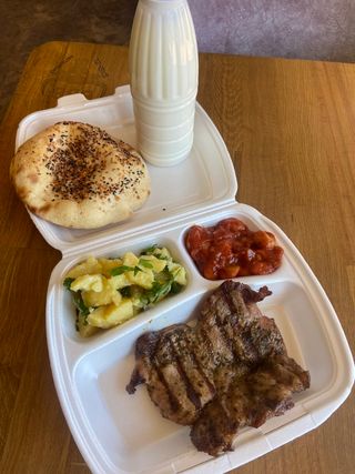 Свински врат с две гарнитури питка и айрян