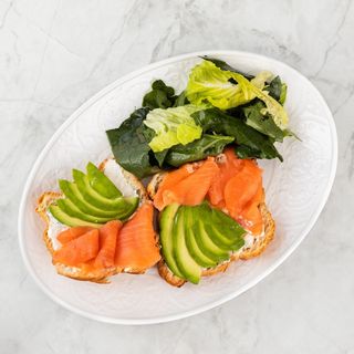 Авокадо круассан с лососем	