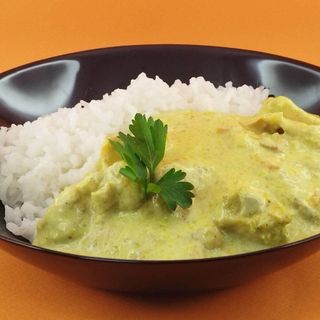 Пилешко филе с къри сос и гарнитура ориз (350г)