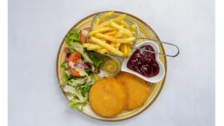 Panierowany ser camembert podany z żurawiną, frytki, mix salat/zestaw surówek