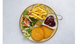 Panierowany ser camembert podany z żurawiną, frytki, mix salat/zestaw surówek