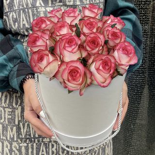 15 ვარდისფერი ვარდი თეთრ ყუთში 1162