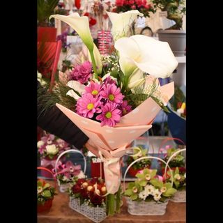 Buket kala, ljiljana i hrizanteme