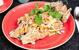 Smażony okoń morski z mango