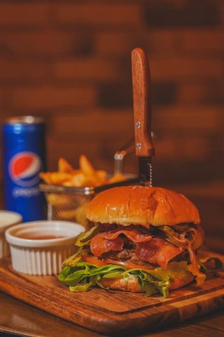 Meniu Bacon burger, cartofi pai si doza Pepsi (330ml)