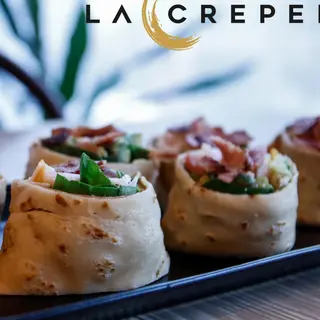 6.Clătită cu spanac baby, roșii, avocado, pastramă de pui 