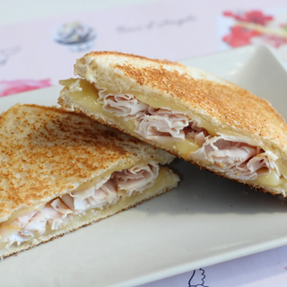 Sandwich de pavo braseado y queso havarti 