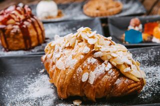 Круассан с миндальным сиропом (150 гр.)