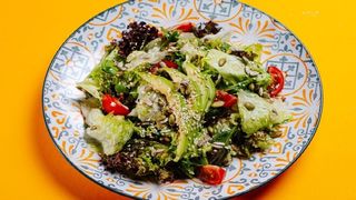 ავოკადოს სალათი ქათმის ფილეთი