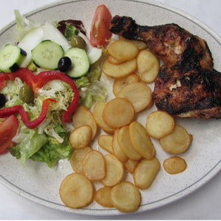 Pollo a la brasa con ensalada y patatas