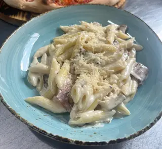 Pene cu piept de pui, bacon si ciuperci
