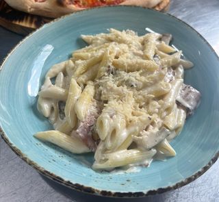 Pene cu piept de pui, bacon si ciuperci