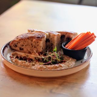 Húmus de Tomate Seco e Manjericão