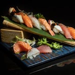 32 Sushi e sashimi misto