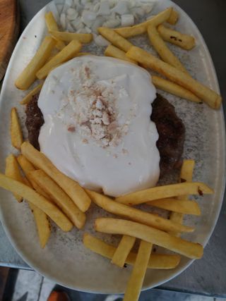 Pljeskavica sa kajmakom