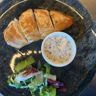 PUI UMPLUT CU BRANZA SI SOS DE CIUPERCI