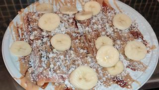 Waffle con caramello al burro salato, crema di nocciole