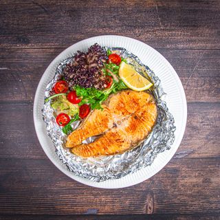 Филе семги в фольге с салатом (400г)