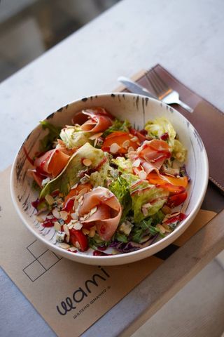 Салат з хамоном та хурмою