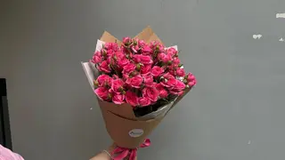 ვარდისფერი სპრეი ვარდების თაიგული