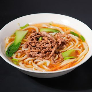 Ramen fatti a mano in brodo con manzo