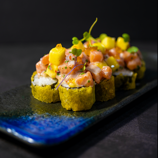 Maki roll salmon y mango 