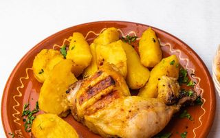 Batak sa pekarskim krompirom gotovo jelo