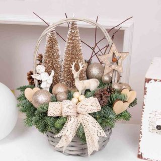 Cos de Craciun cu brazi si cerb