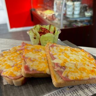 Сандвич на грил с луканка, чедър и моцарела